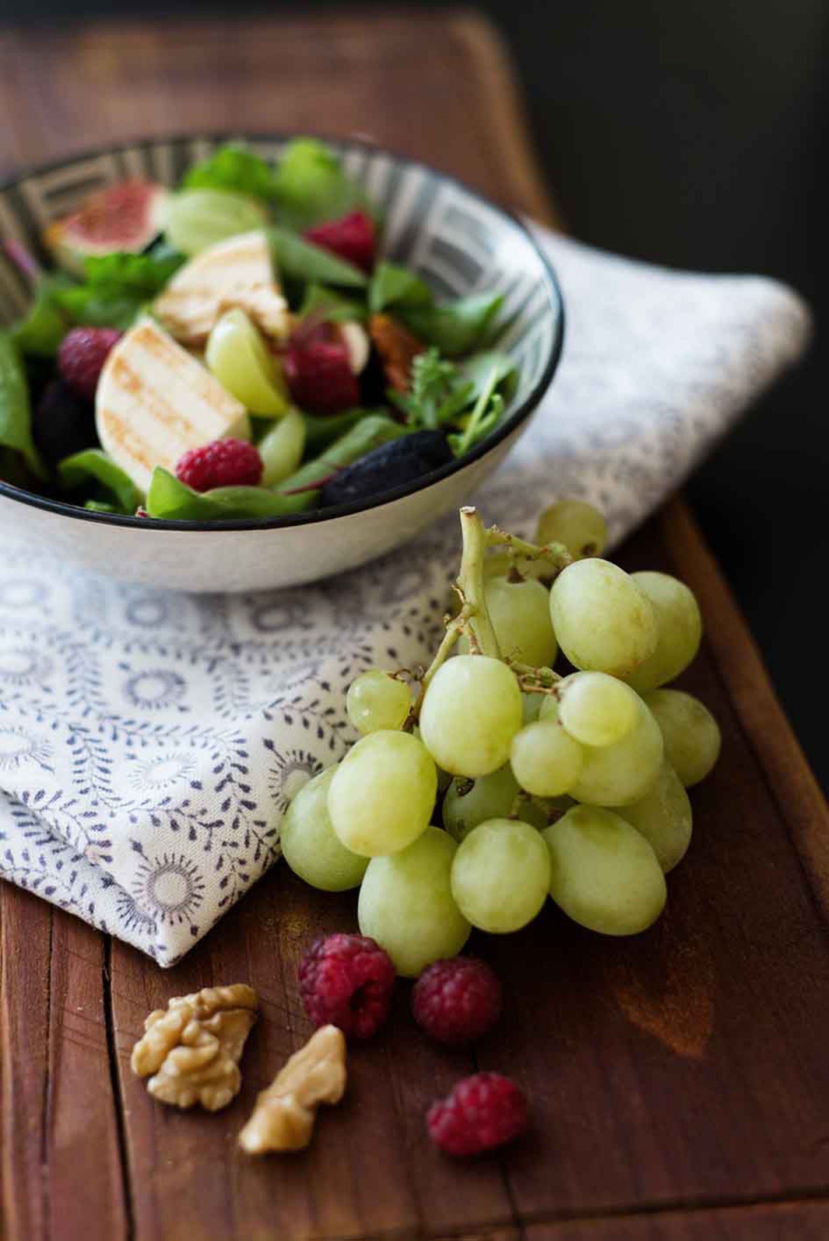 Herbstsalat mit Pflaumen und Himbeeren ,Weintrauben &amp; Feigen